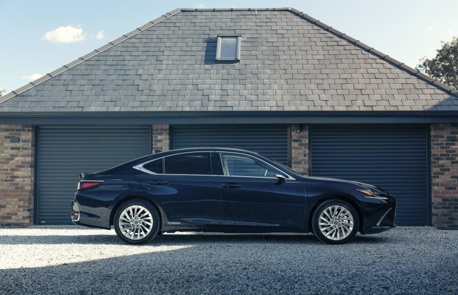  Lexus ES300h with Digital Door Monitors 2020 года  (UK) (фото 4 из 40)